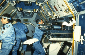 Drei Astronauten bei der Arbeit (STS-9)