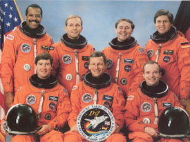 Bild der STS-55-Crew mit Hans Schlegel (3.v.l.) und Ulrich Walter (r.h.)
