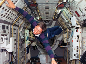 Astronaut Ulrich Walter demonstriert die Schwerelosigkeit