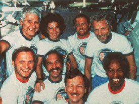 Bild der STS-61A-Crew mit Ernst Messerschmid (l.v.) und Reinhard Furrer (r.h.)