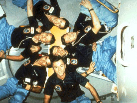 Sechs Mann, zwei Schichten, ein Team: Die Crew von STS-9