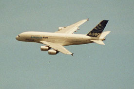 Der A380 im entfernten Vorbeiflug