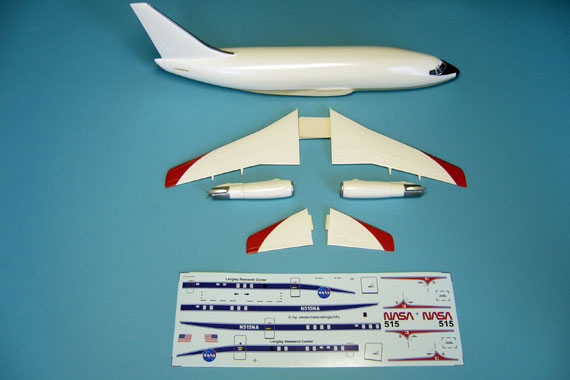Foto von den Haupt-Baugruppen des Modells mit Decalbogen