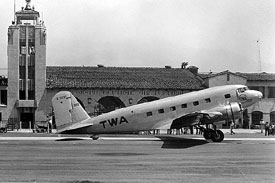 Bild der DC-1 auf einem Flughafen-Vorfeld der 30er Jahre