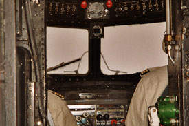 Blick von der ersten Reihe in das Cockpit bei Hagel