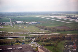 Luftbild vom Flughafen HAJ im Queranflug
