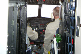 Blick von der ersten Reihe in das Cockpit