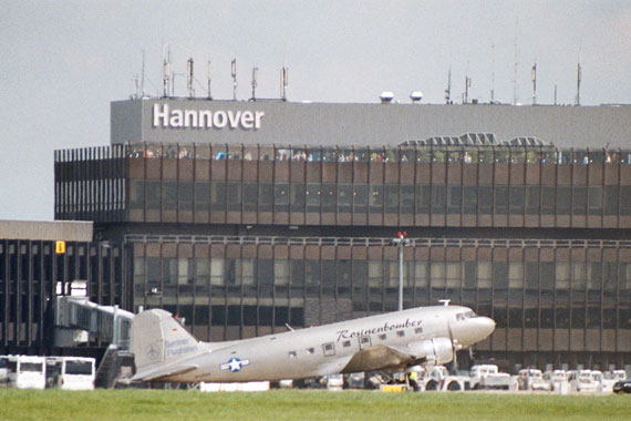 Die "D-CXXX" auf dem Vorfeld des Flughafens Hannover-Langenhagen