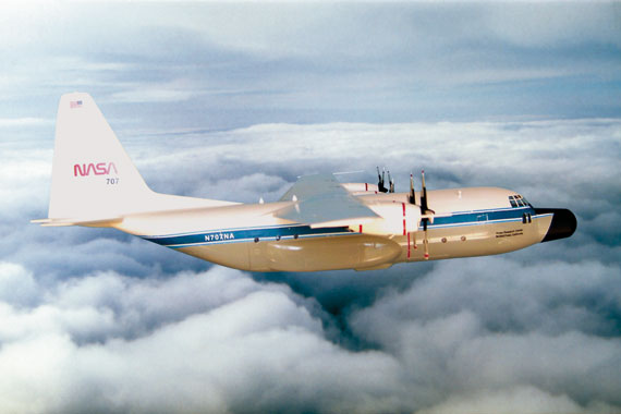 Bildcollage von der Lockheed NC-130B NASA 707