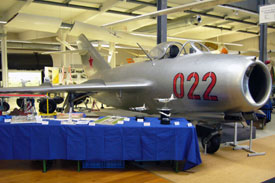 Der Ausstellertisch vor der MiG-15