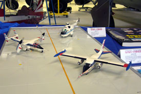 Drei Modelle auf der Dioramaplatte "DFRC Hangar 4802"