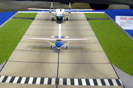 Shorts SC-7 & Cessna 172 auf Dioramaplatte "KSC Taxiway"