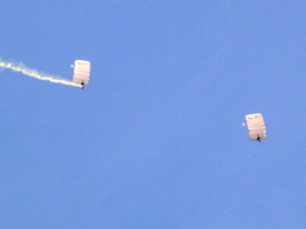 Zwei Fallschirmspringer