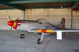 Ultraleicht P-51-Nachbau im Hangar