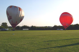Zwei Heißluftballone kurz vor dem Start