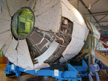 Spacelab-Kernsegment von vorn-links