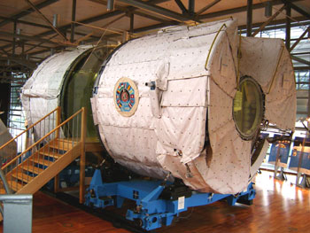 Spacelab-Kernsegment von vorn-rechts